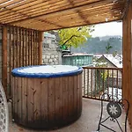 La Cote 26 - Restored Saxon Style House In The Old Town With Jacuzzi And Private Parking