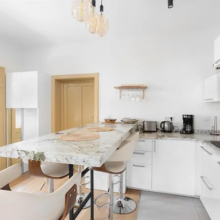 La Cote 26 - Restored Saxon Style House In The Old Town With Jacuzzi And Private Parking * Brasov