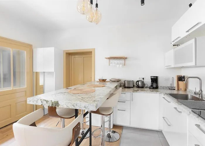 La Cote 26 - Restored Saxon Style House In The Old Town With Jacuzzi And Private Parking * Brasov