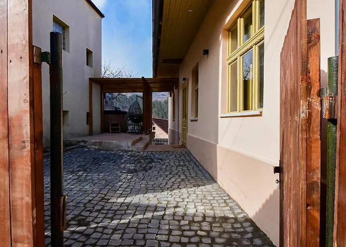 La Cote 26 - Restored Saxon Style House In The Old Town With Jacuzzi And Private Parking * Brasov